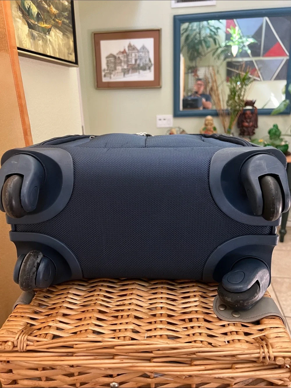 Samsonite 1910 Dark Blue Upright Spinner Carry-On Pre-owned. Very good condition